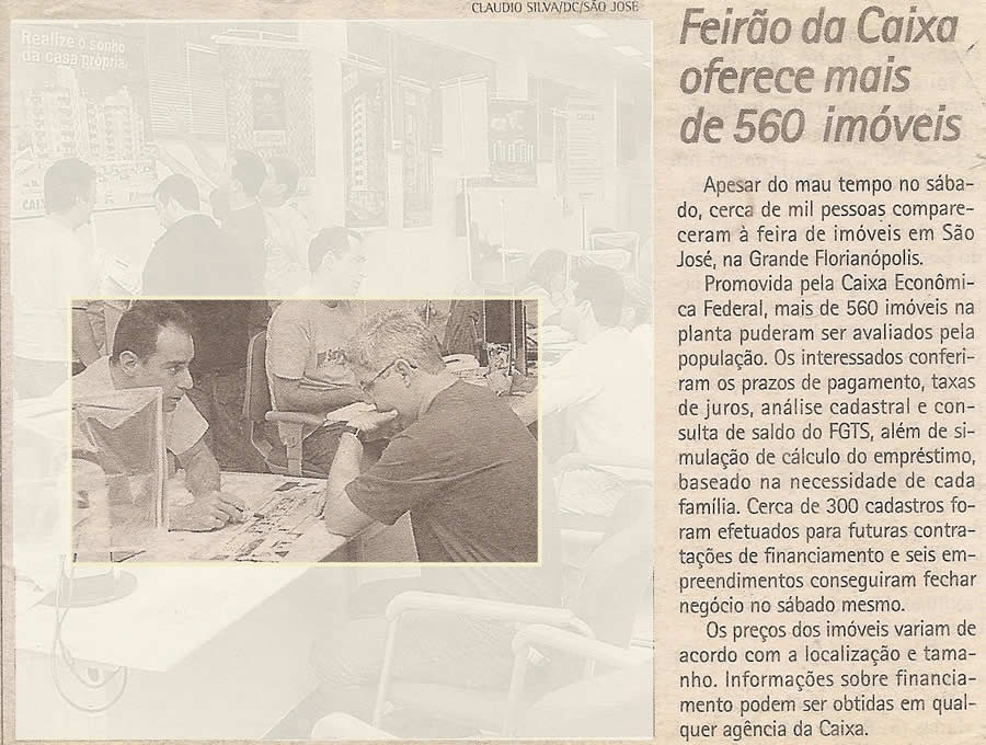 Matéria publicada no Diário Catarinense de 2005 - Imagem de Parra atendendo cliente no primeiro Feirão da Caixa Econômica em Florianópolis.